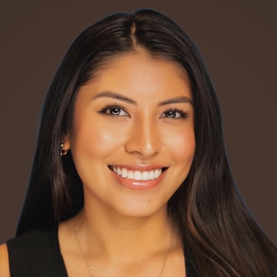 Viviana Vasquez, Latina Financial Creator.
300K+ Followers — creator joining ZORO LIVE at FinCon 2026